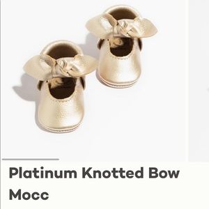 Freshly Picked Platinum Knotted Bow Mocc size 1
